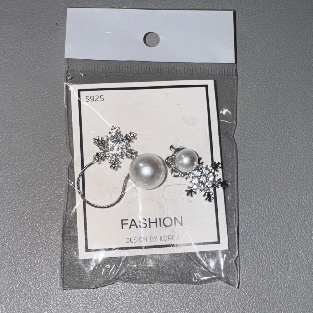 Silver Snowflake Pearl Earrings